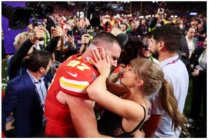 Taylor Swift Gave Travis Kelce the Cutest Shoutout While Singing This 'Evermore' Hit